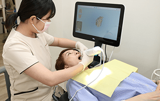 ３D光学スキャナー（iTero®）を使い、マウスピース矯正用の歯型を取ります。これによって、精密な歯型データを採取することができます。