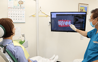 スキャニングした歯型データを元に治療計画が、３Dのシミュレーションで作られます。シミュレーション動画をご覧いただきながら、今後の治療内容、治療期間、治療計画についてご説明いたします。